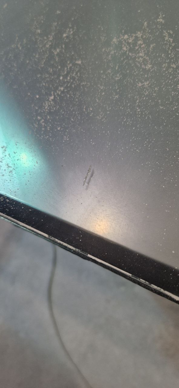 Поврежденное стекло